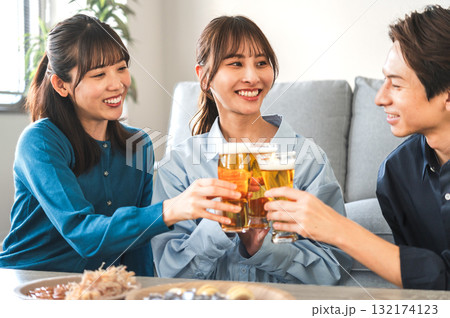 3人で乾杯する男女 132174123