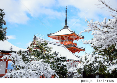 雪の積もった清水寺　三重塔 132174480
