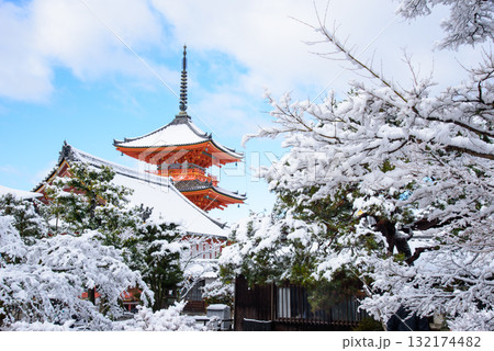 雪の積もった清水寺　三重塔 132174482
