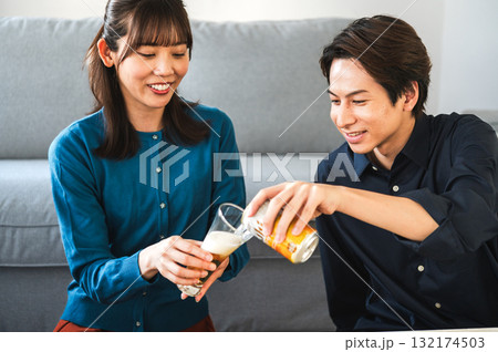 ビールを注ぐ女性 132174503