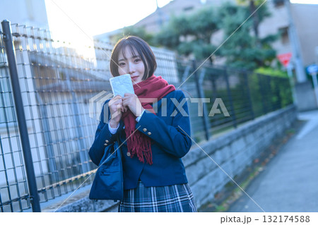 寒い日に部活で登下校する女子高生 冬服でカイロを持ち通学する高校生 ブレザー 登校下校 寒い日に部活で登下校する女子高生 冬服でカイロを持ち通学する高校生 ブレザー 登校下校 132174588