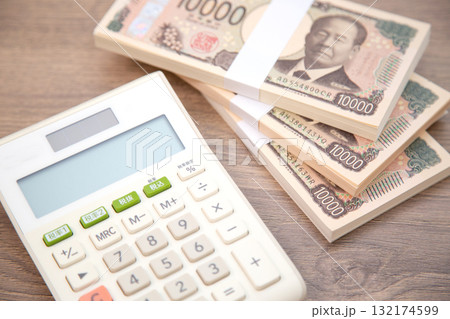札束と電卓 132174599
