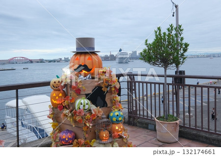 ハロウィンのオブジェと港風景 ハロウィンのオブジェと港風景 132174661