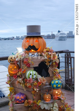 ハロウィンのオブジェと港風景 132174665