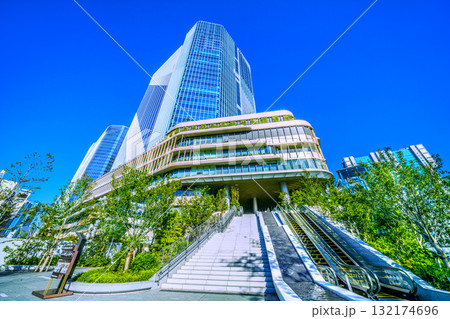 日本の東京都市景観 高輪ゲートウェイ駅前の高輪ゲートウェイシティなどを望む。滝のように水が流れる 日本の東京都市景観 高輪ゲートウェイ駅前の高輪ゲートウェイシティなどを望む。滝のように水が流れる 132174696
