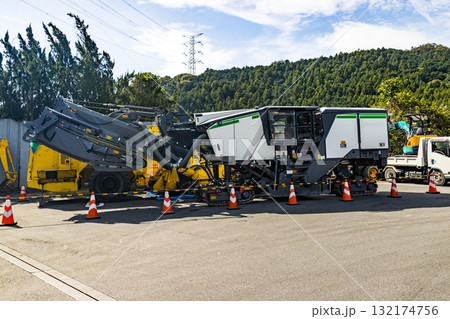 道路舗装工事 重機 路面切削機 道路舗装工事 重機 路面切削機 132174756
