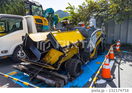 道路舗装工事　重機アスファルトフィニッシャー 132174758