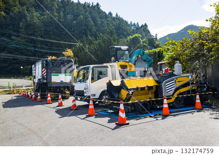 道路舗装工事　重機アスファルトフィニッシャー 132174759
