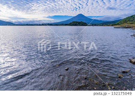 【山梨県】水位が下がった河口湖の湖畔から見る富士山　早朝 132175049