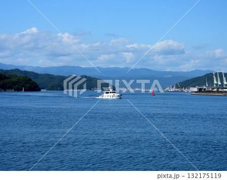 湾内を航行する漁業取締船 132175119