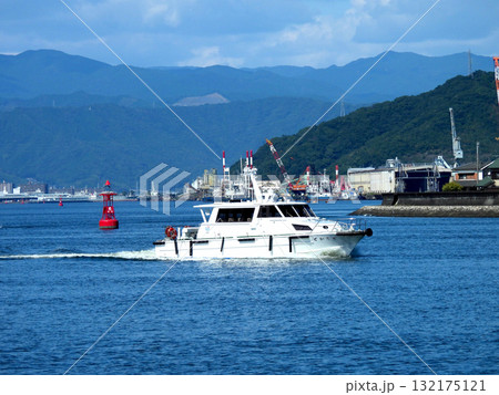 湾内を航行する漁業取締船 湾内を航行する漁業取締船 132175121
