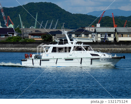 湾内を航行する漁業取締船 湾内を航行する漁業取締船 132175124