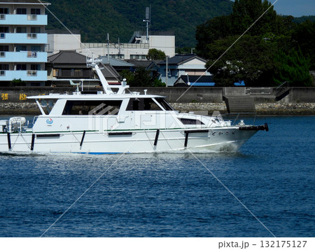 湾内を航行する漁業取締船 湾内を航行する漁業取締船 132175127