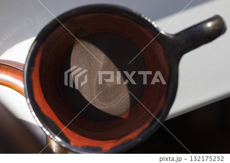 A sunbeam on the coffee grounds. 132175252