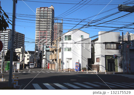 冬の埼玉県川口市:金山町交差点 冬の埼玉県川口市:金山町交差点 132175529