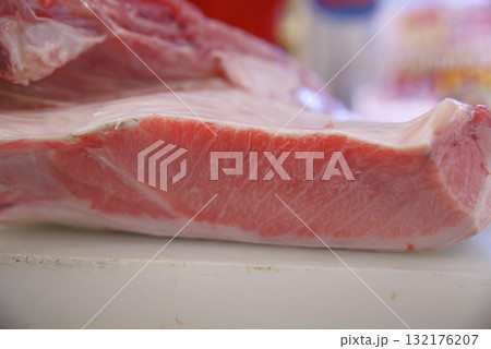 脂がのって美味しそうな本マグロの切り身 脂がのって美味しそうな本マグロの切り身 132176207