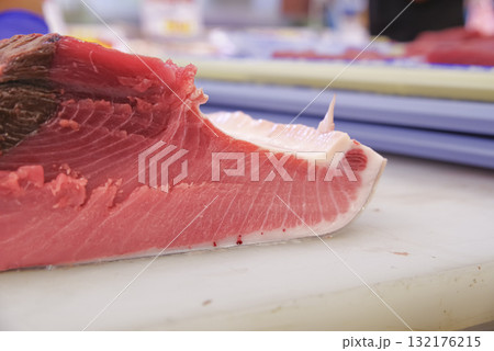 脂がのって美味しそうな本マグロの切り身 脂がのって美味しそうな本マグロの切り身 132176215