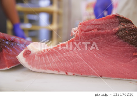 脂がのって美味しそうな本マグロの切り身 132176216