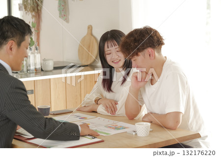 FPによる保険や資産形成の話し合いイメージ 132176220