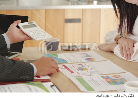 FPによる保険や資産形成の話し合いイメージ 132176222