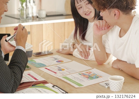 FPによる保険や資産形成の話し合いイメージ 132176224