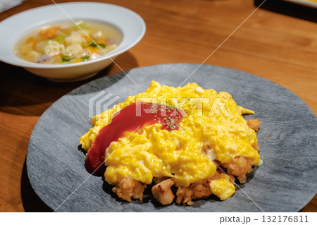 ふわとろ卵のオムライスと具だくさんスープの家庭的な夕食 ふわとろ卵のオムライスと具だくさんスープの家庭的な夕食 132176811