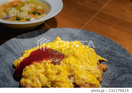 ふわとろ卵のオムライスと具だくさんスープの家庭的な夕食 ふわとろ卵のオムライスと具だくさんスープの家庭的な夕食 132176814