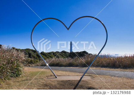 【静岡県】爪木崎灯台とハートのオブジェ 132176988
