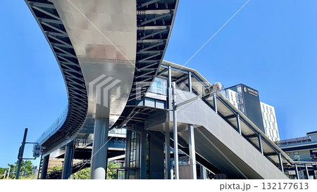 秋晴れの青空に映える名鉄東岡崎駅ペデストリアンデッキを見上げる〈愛知県岡崎市〉 秋晴れの青空に映える名鉄東岡崎駅ペデストリアンデッキを見上げる〈愛知県岡崎市〉 132177613
