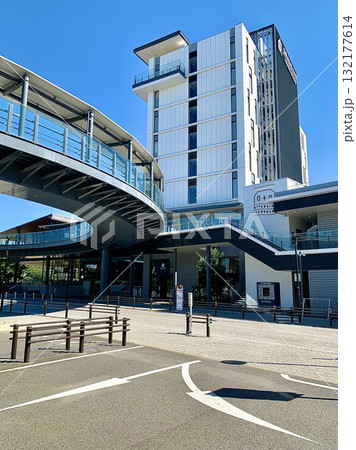 秋晴れの青空に映えるオトリバーサイドテラスのホテル棟とペデストリアンデッキ〈愛知県岡崎市〉 132177614