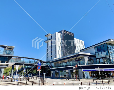 秋晴れの青空に映えるオトリバーサイドテラスと名鉄東岡崎駅ペデストリアンデッキ〈愛知県岡崎市〉 秋晴れの青空に映えるオトリバーサイドテラスと名鉄東岡崎駅ペデストリアンデッキ〈愛知県岡崎市〉 132177615