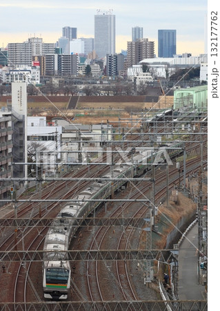 川口市内を行く高崎線E233系電車（上野東京ライン） 132177762