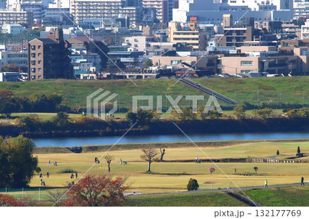 秋の荒川河川敷と浮間ゴルフ場:俯瞰(埼玉県川口市) 秋の荒川河川敷と浮間ゴルフ場:俯瞰(埼玉県川口市) 132177769