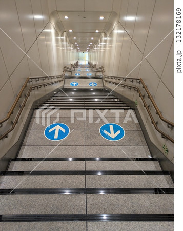 小田急線世田谷代田駅、ホームまでの長い階段。 132178169