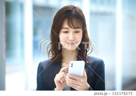 スマートフォンを操作するビジネスウーマン スマートフォンを操作するビジネスウーマン 132178275