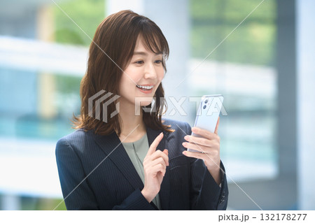 スマートフォンを操作するビジネスウーマン スマートフォンを操作するビジネスウーマン 132178277