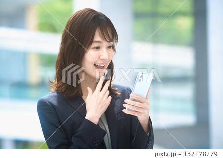 スマートフォンを操作するビジネスウーマン スマートフォンを操作するビジネスウーマン 132178279