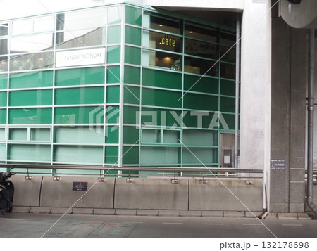 ビルの窓ガラスに反射する光　背景 132178698