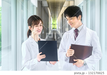 病院でミーティングする白衣の男女の医療イメージ 病院でミーティングする白衣の男女の医療イメージ 132178825