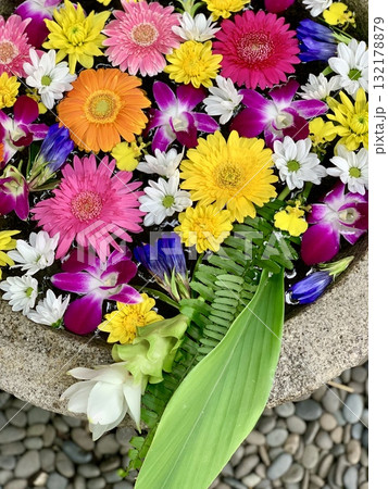 10月のカラフルな花手水(ガーベラ・デンファレ・クルクマ・竜胆・菊)〈菅生神社/愛知県岡崎市〉 132178879