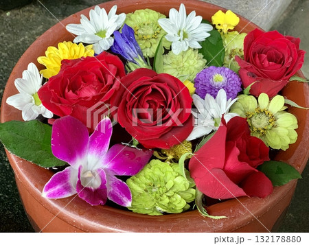 10月のカラフルな花手水(薔薇・デンファレ・百日草・竜胆・菊)クローズアップ〈菅生神社/愛知県岡崎市 132178880