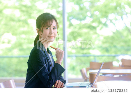 カフェでノートパソコンを使う女性 カフェでノートパソコンを使う女性 132178885