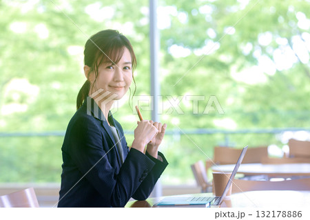 カフェでノートパソコンを使う女性 カフェでノートパソコンを使う女性 132178886