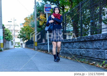 寒い日に暗い道を登下校する女子高生 高校生のスカート 部活 補講 登校下校 寒い日に暗い道を登下校する女子高生 高校生のスカート 部活 補講 登校下校 132178940