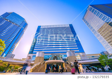 日本の東京都市景観 外国人観光客らで賑わう品川駅やオフィスビル群などを望む 132179335