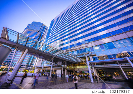 日本の東京都市景観 外国人観光客らで賑わう品川駅やオフィスビル群などを望む 132179357
