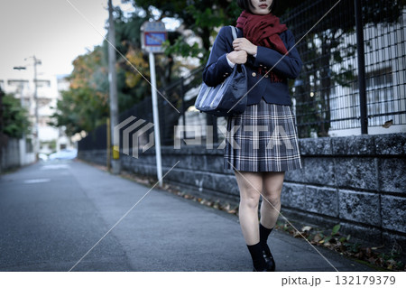 寒い日に部活で暗い道を登下校する女子高生 高校生のスカート 登校下校 ネガティブイメージ 寒い日に部活で暗い道を登下校する女子高生 高校生のスカート 登校下校 ネガティブイメージ 132179379