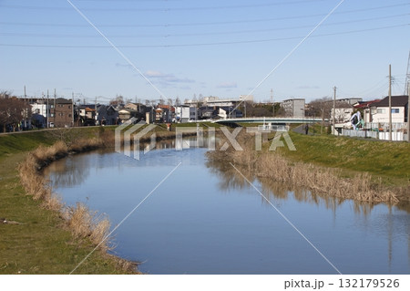 冬の綾瀬川:いちのはし橋上流側を望む(埼玉県草加市) 冬の綾瀬川:いちのはし橋上流側を望む(埼玉県草加市) 132179526