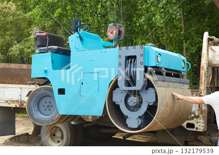 Mounting a compact roller on a truck for transportation to a construction site 132179539