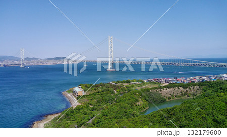 淡路島 江崎灯台下 上空より明石海峡大橋を望む 淡路島 江崎灯台下 上空より明石海峡大橋を望む 132179600